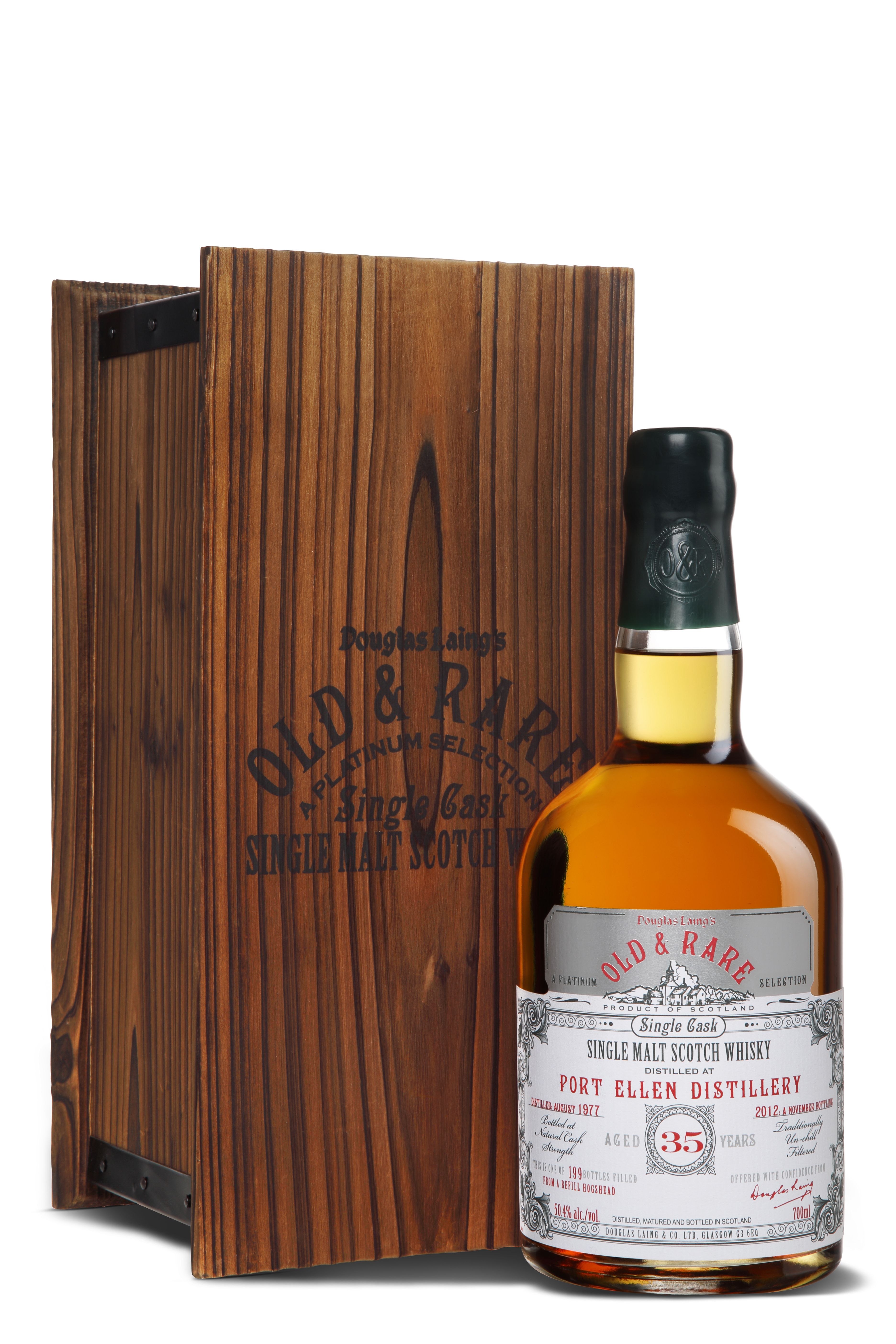 Zu sehen ist eine Flasche Douglas Laing's Old & Rare Single Malt Scotch Whisky neben einer Holzkiste. Die Flasche hat ein silbernes Etikett mit roten und schwarzen Schriftzügen, darunter „Port Ellen Distillery“. Die Kiste ist aus dunklem Holz.