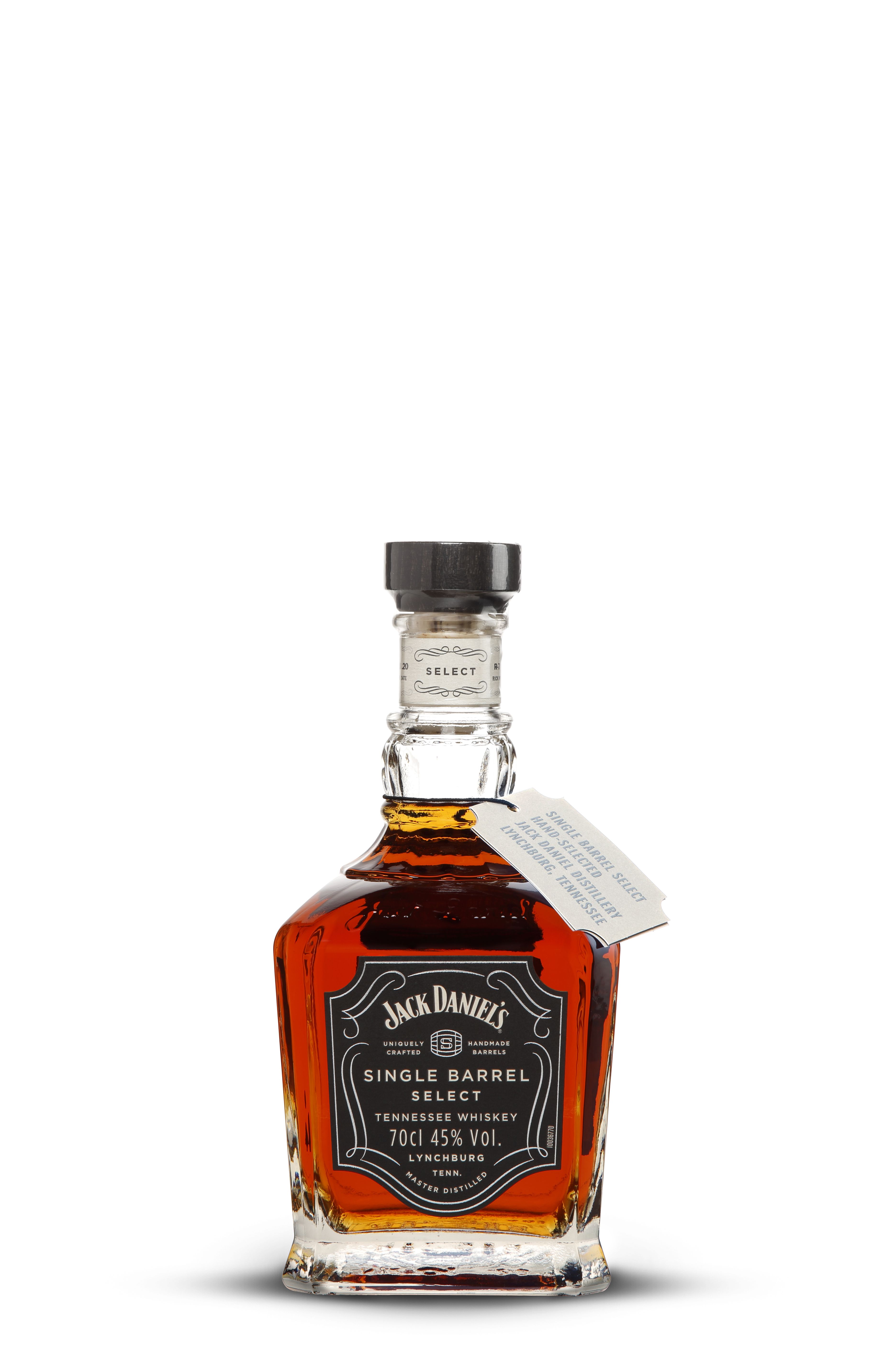 Quadratische Flasche Jack Daniel’s Single Barrel Select mit breitem Holzverschluss und schwarzem Etikett. Am Flaschenhals hängt ein Anhänger mit silberner Schrift. Der Whiskey im Inneren leuchtet in dunklem Kupferton.