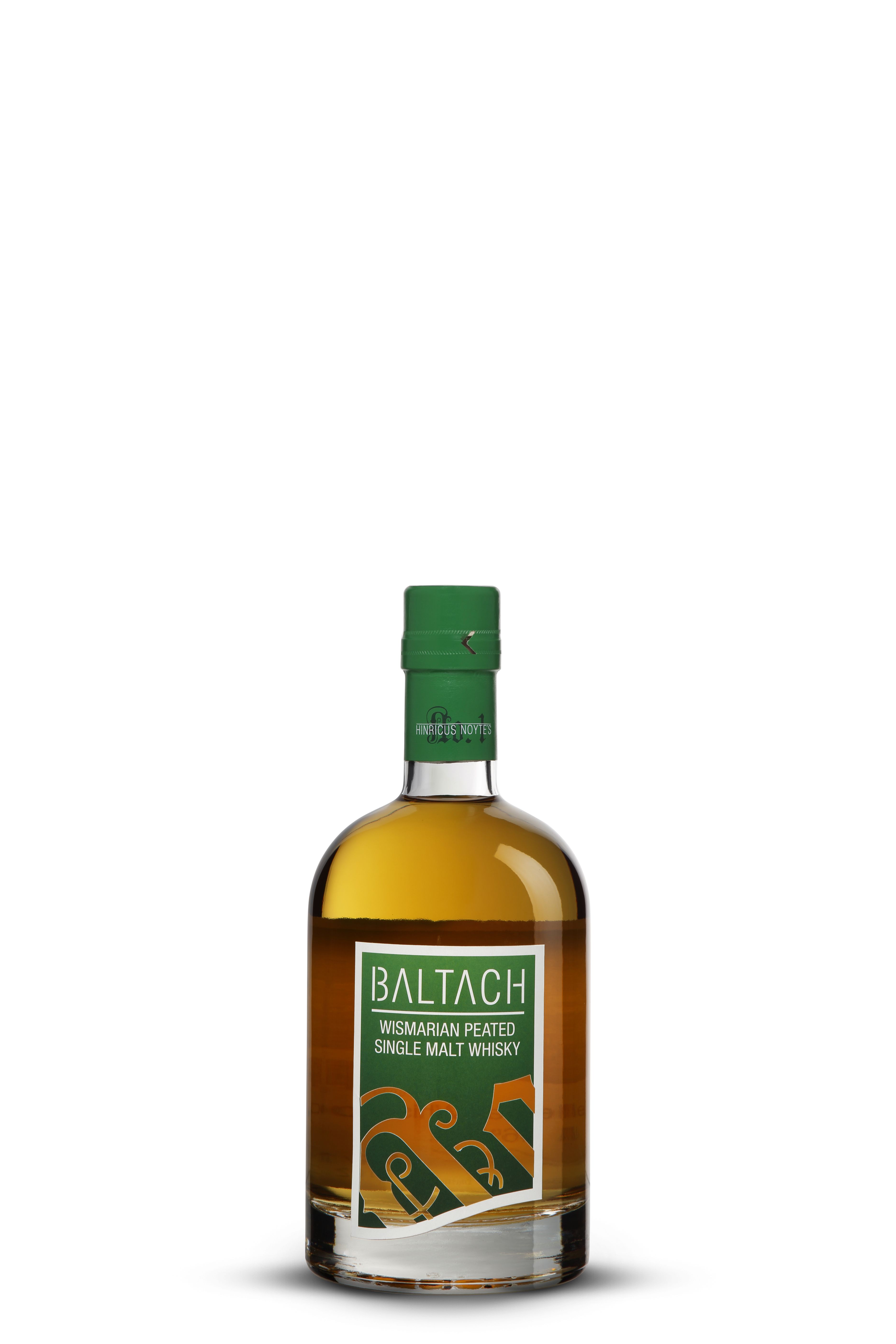 Flasche mit hellem Whisky, grünem Verschluss und grünem Etikett mit weißer Schrift „Baltach Wismarian Peated Single Malt Whisky“. Keine Verpackung sichtbar.