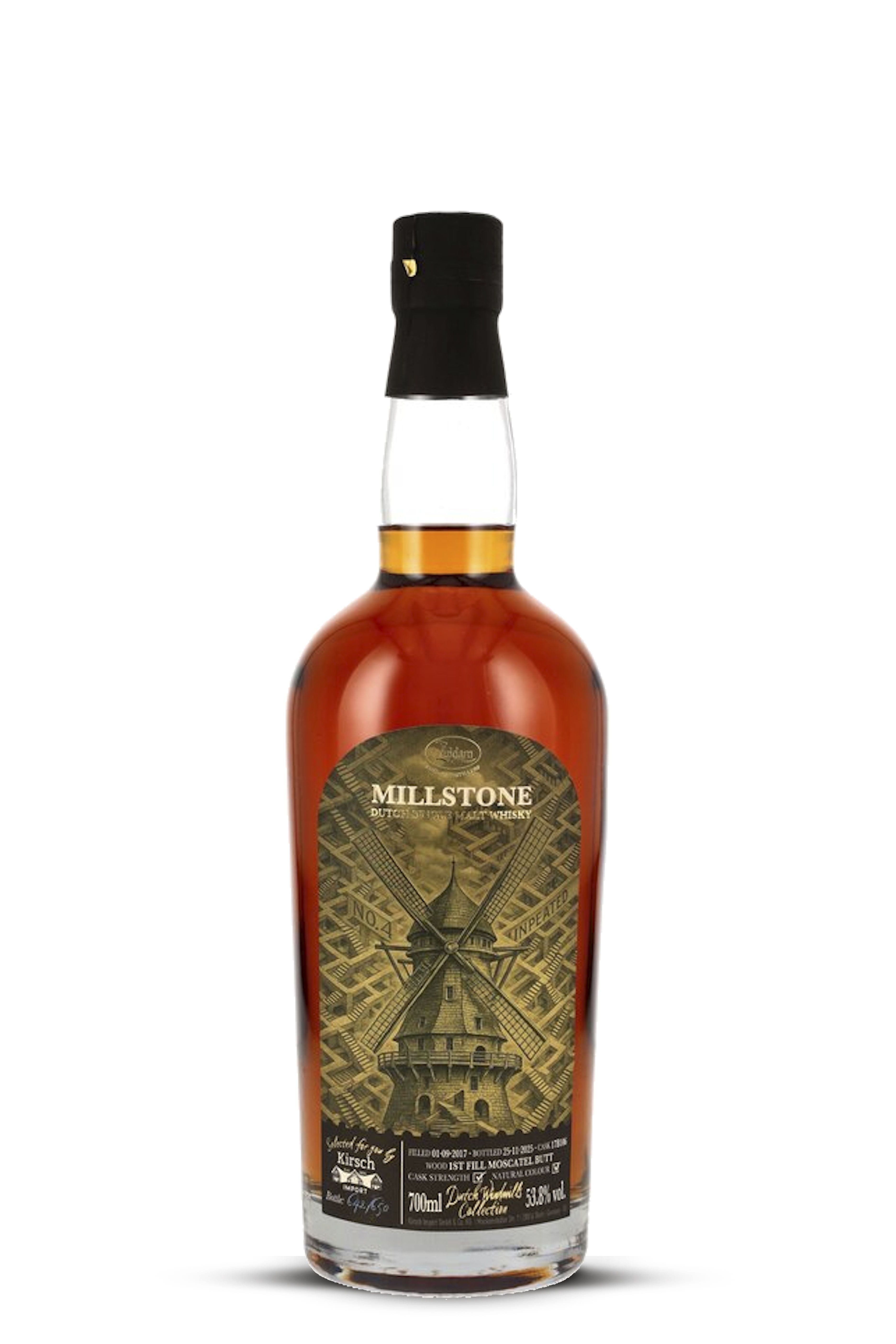 Eine schlanke Whiskyflasche mit schwarzer Kapsel enthält bernsteinfarbenen Single Malt. Das detailreiche, goldfarbene Etikett zeigt eine Windmühle und trägt den Schriftzug „Millstone No.4 Unpeated“