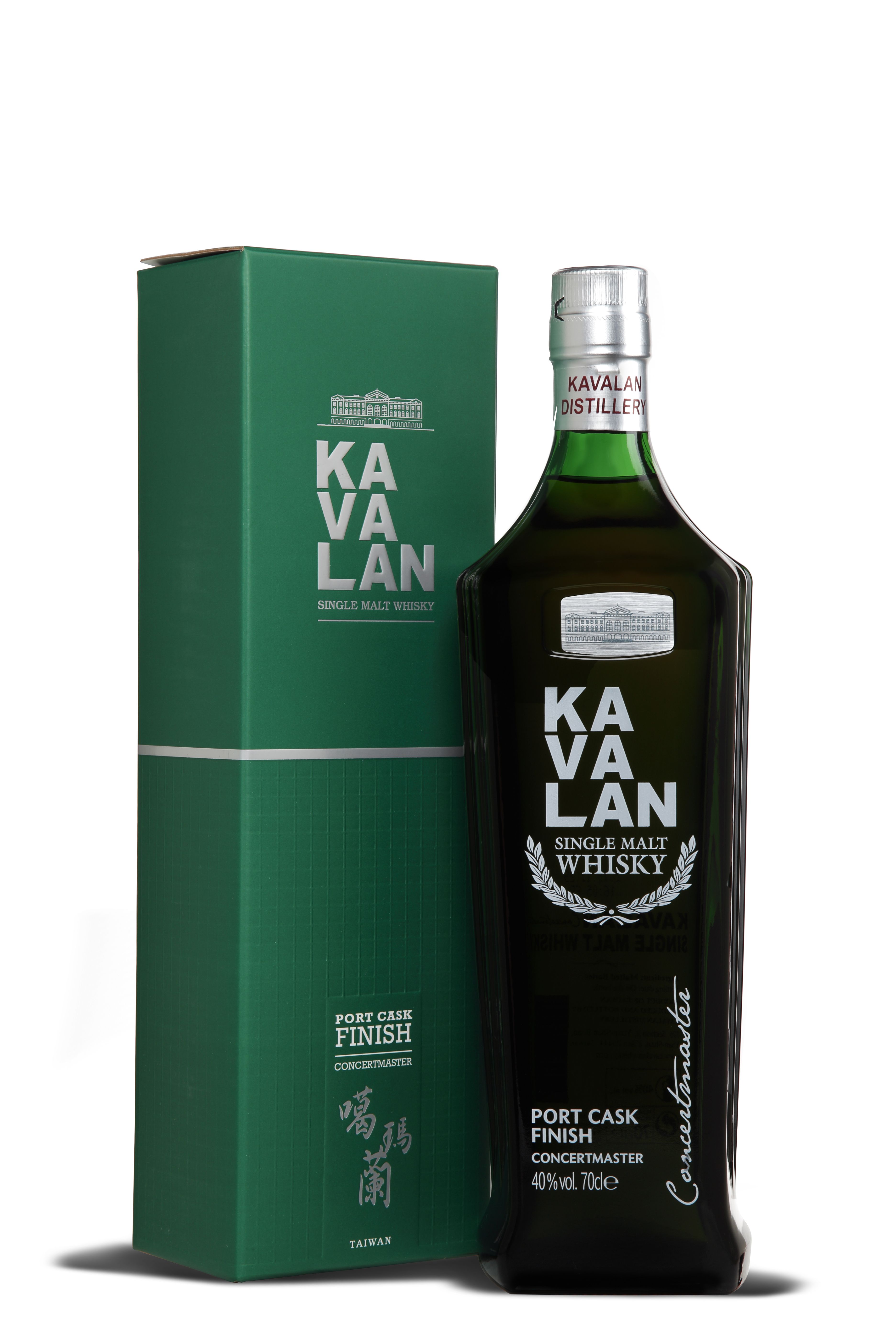 Eine elegante Flasche Kavalan Single Malt Whisky steht neben der dunkelgrünen Verpackung. Weißer Schriftzug mit Details zum Port Cask Finish und Concertmaster, abgerundet durch chinesische Schriftzeichen und „Taiwan“ unten.