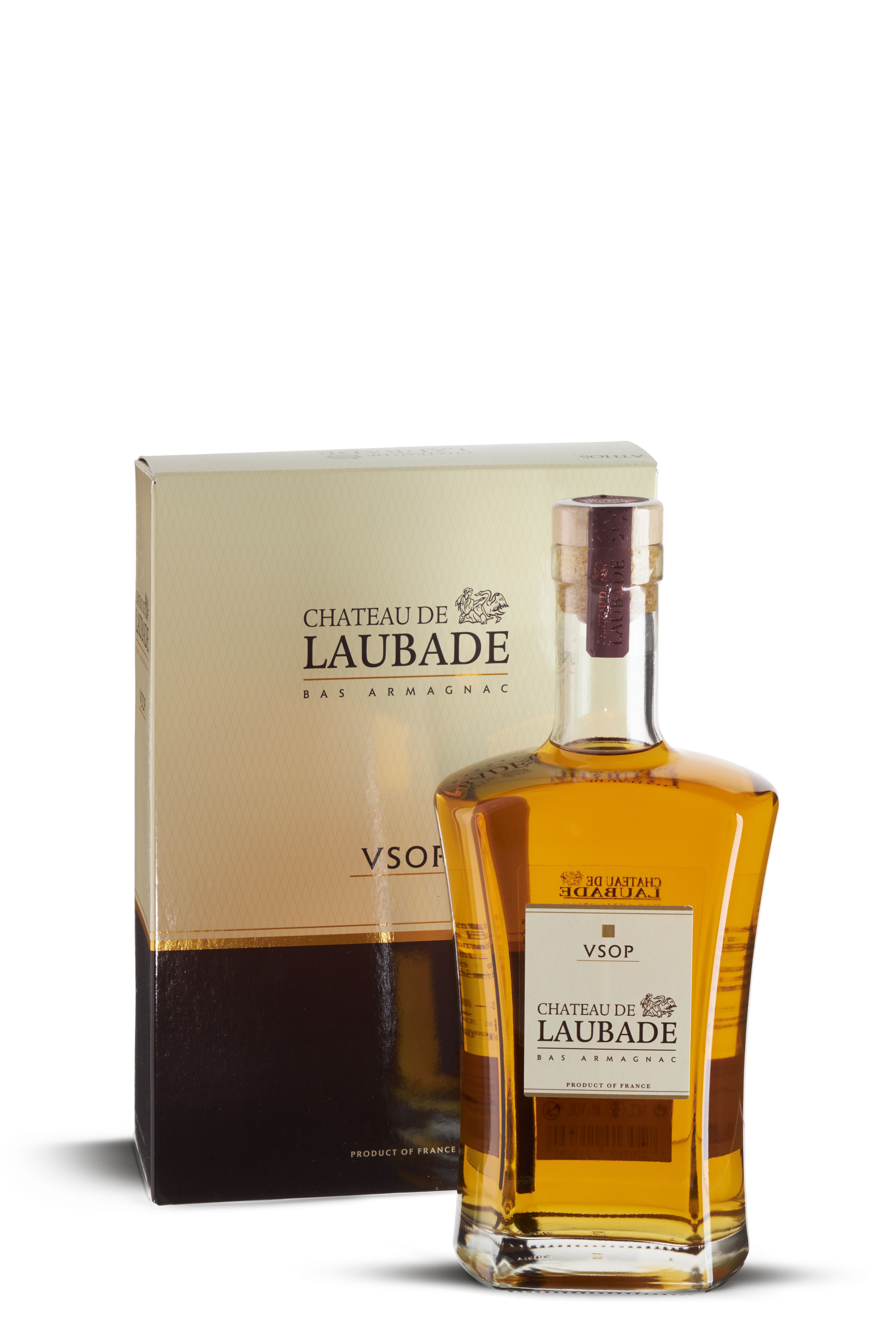 Hochwertige Flasche Armagnac VSOP von Château de Laubade vor einer stilvollen, zweifarbigen Geschenkbox in Creme und Dunkelbraun. Die elegante Flasche zeigt ein helles Etikett mit schwarzer Schrift. Der bernsteinfarbene Armagnac leuchtet warm.