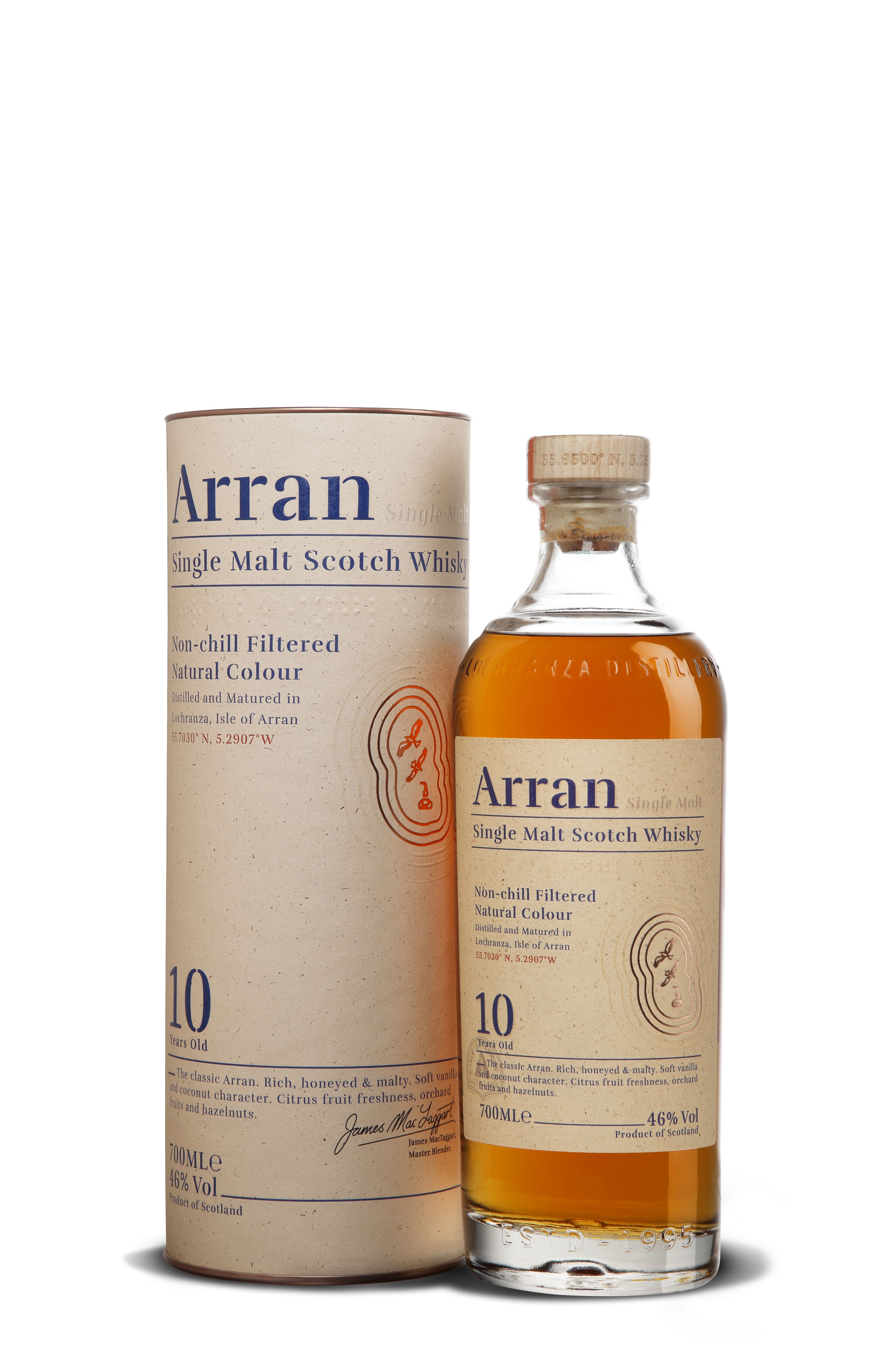 Flasche Arran 10 Years vor naturfarbener Geschenkbox mit blauen Akzenten und Inselmotiv. Das minimalistische Design hebt die handwerkliche Anmutung hervor. Der Whisky zeigt einen klaren Goldton, der durch das schlichte Etikett dezent in Szene gesetzt wird