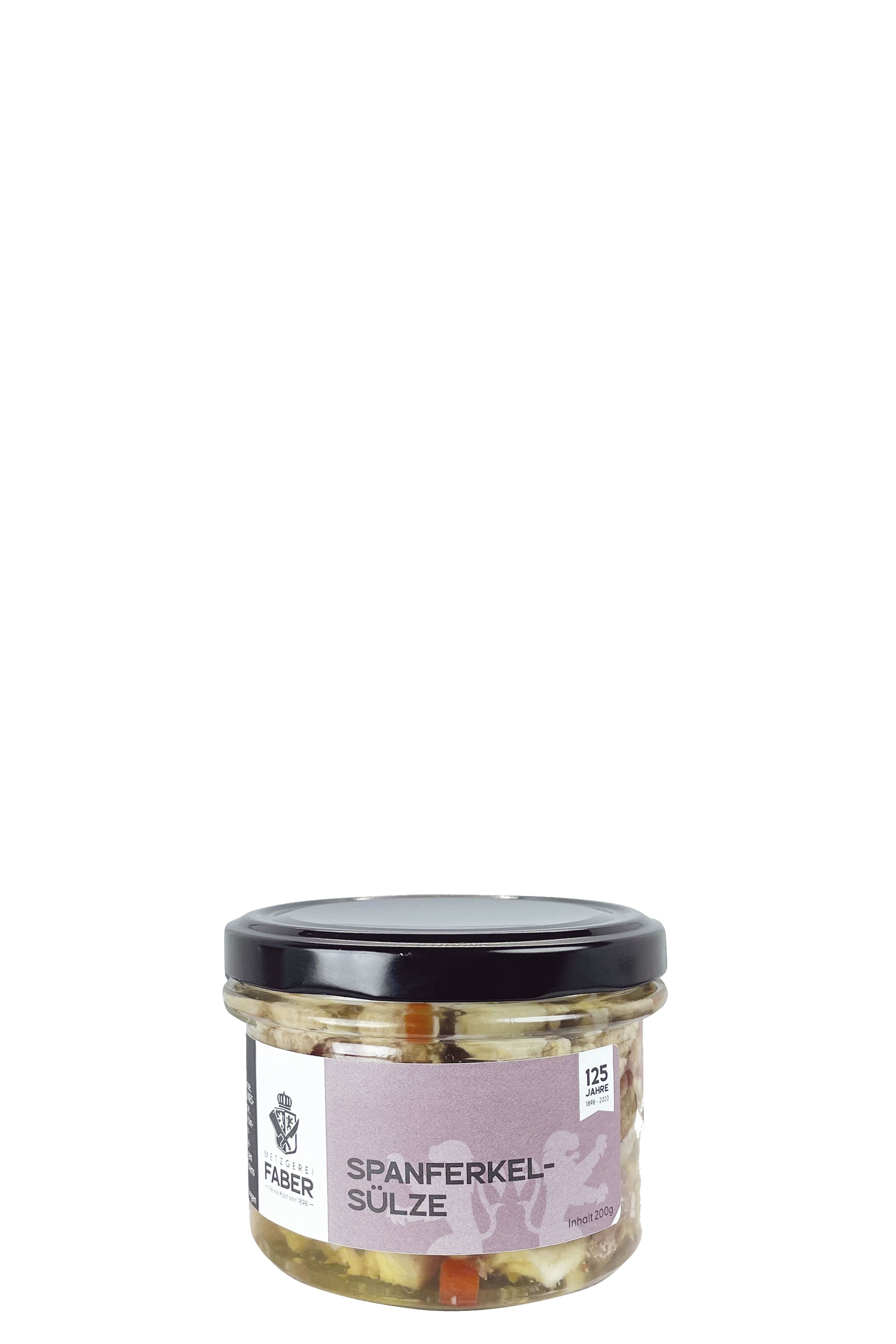 Rundes Glas mit schwarzem Schraubdeckel, gefüllt mit klarer Sülze und sichtbaren Fleisch- und Gemüsestücken. Auf dem Etikett steht „Spanferkel-Sülze“ sowie „Metzgerei Faber“. Links befindet sich ein Wappen, rechts der Hinweis „125 Jahre“. Etikett in Lila