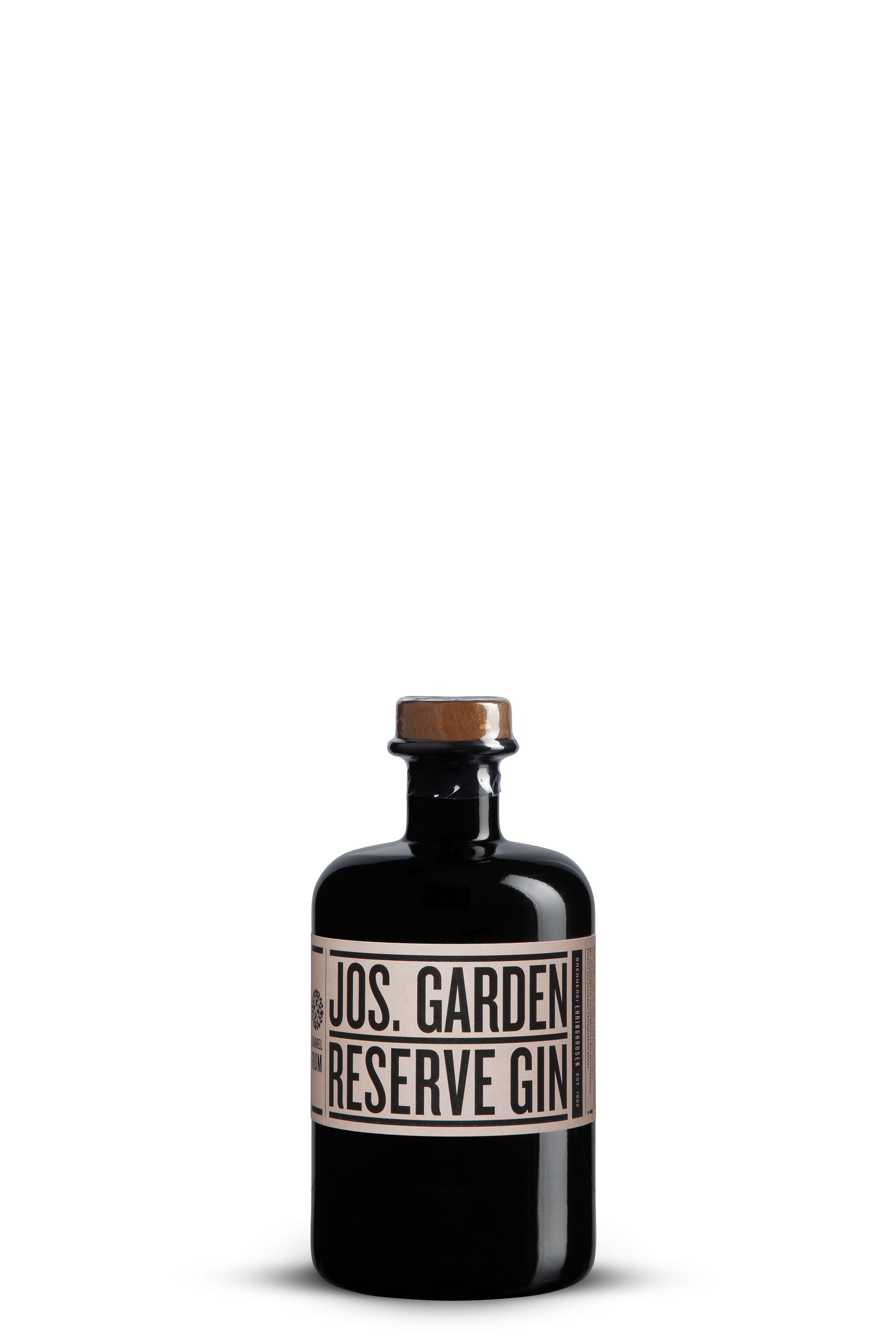 Die Flasche „Jos. Garden Reserve Gin“ präsentiert sich in einem edlen, dunklen Design mit einer cremefarbenen, klar gestalteten Etikette. Das schlichte, moderne Layout betont die Exklusivität und handwerkliche Qualität des Gins.