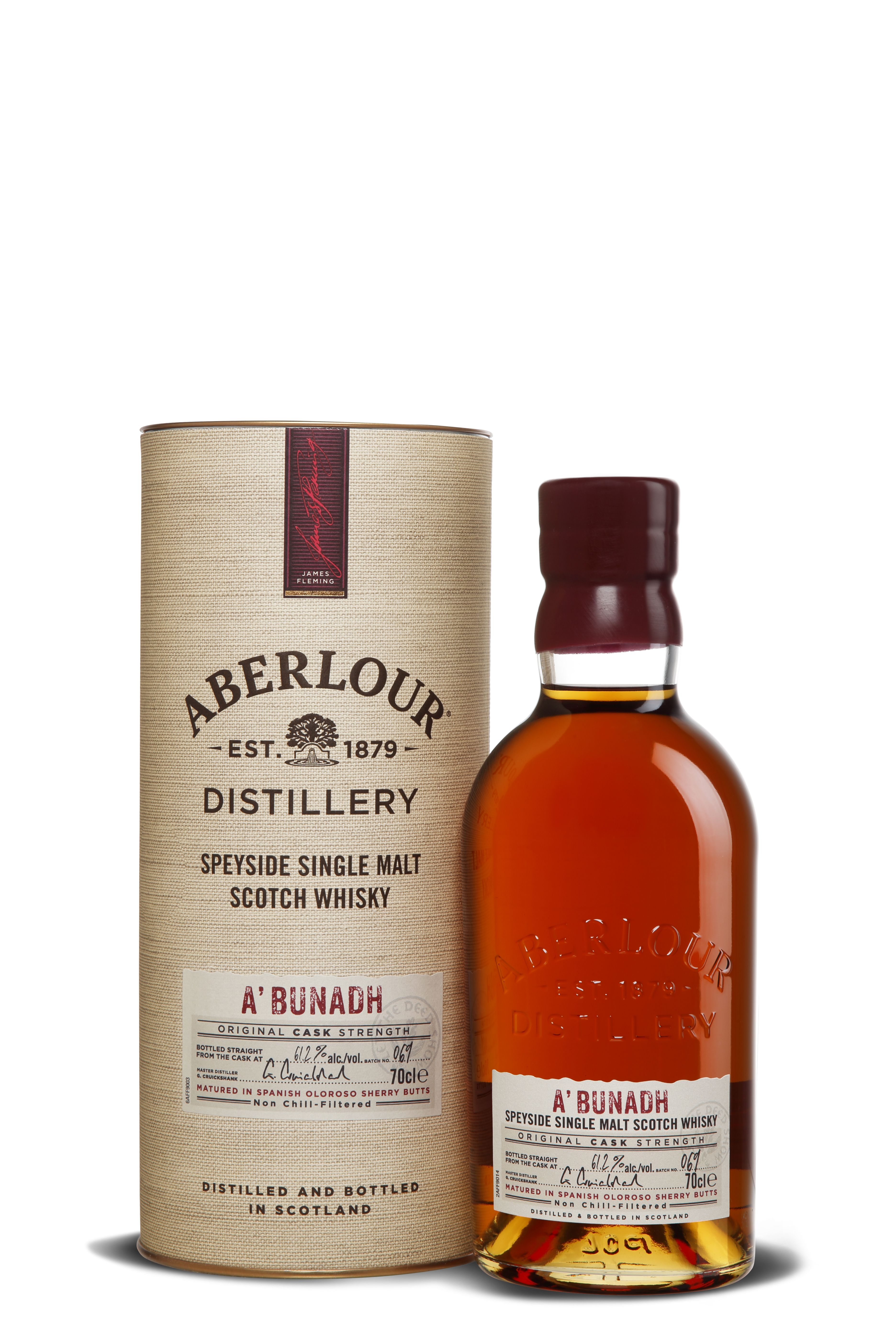 Flasche Aberlour A’Bunadh Single Malt Scotch Whisky mit bauchiger Form und bordeauxrotem Wachsverschluss. Davor eine beigefarbene Geschenkdose mit schwarzem Aufdruck. Etikett in Weiß mit roter Schrift. Der Whisky schimmert in kräftigem Bernstein.